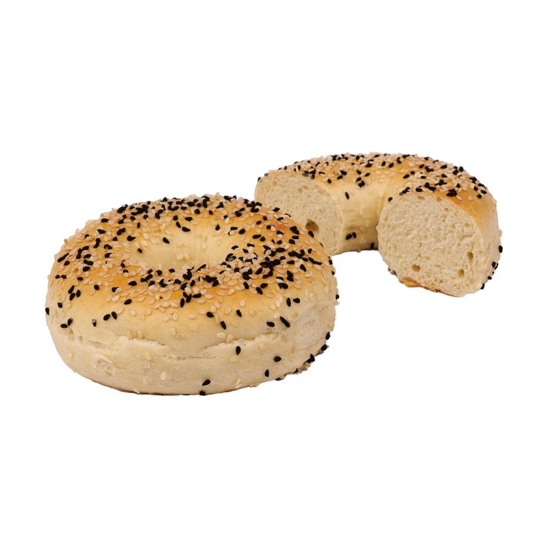 Ganzer Bagel mit Sesam und Schwarzkümmel vor einer aufgeschnittenen Hälfte