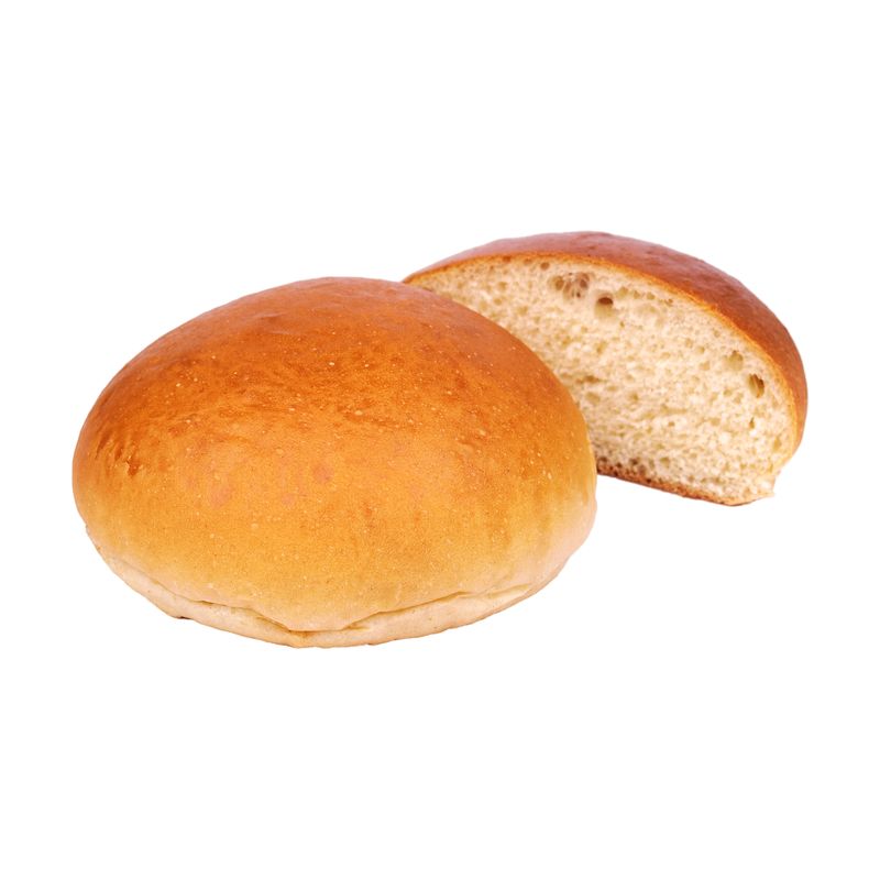 Ganzer heller Burger Bun vor einer aufgeschnittenen Hälfte, feinporige Krume sichtbar